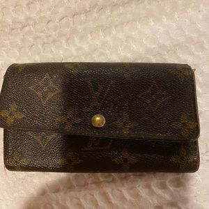 Cute Vintage Louis Vuitton wallet.